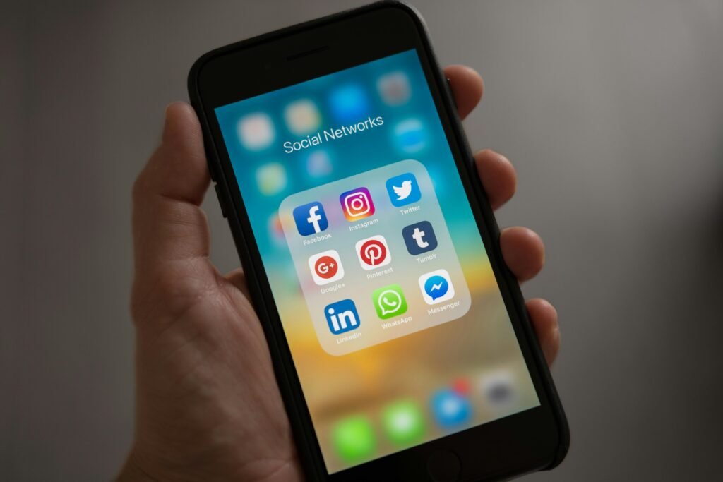 The Evolution of Social Media: A Journey from Past to Future 3 Social media evolution